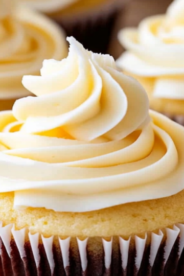 Celebrate with Vanilla Graduation Cupcakes: Sweet Treats!