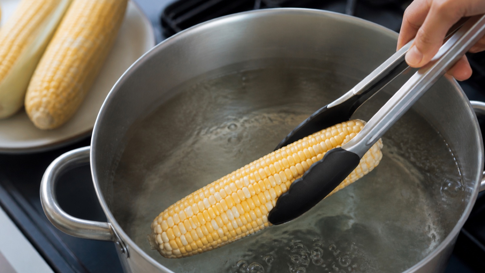 Preparation step for Boiled Corn on the Cob